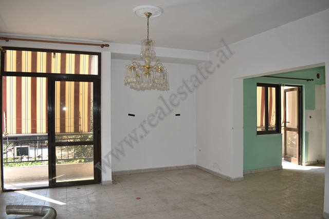 Three storey villa for sale in Dum Allas street in Tirana.&nbsp;
The first floor offers a surface o